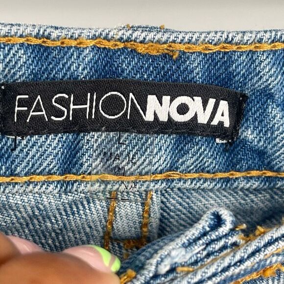Fashion Nova Cooper Light Wash Distressed Cut-Off Button Fly Denim Shorts Large - Picture 13 of 16
